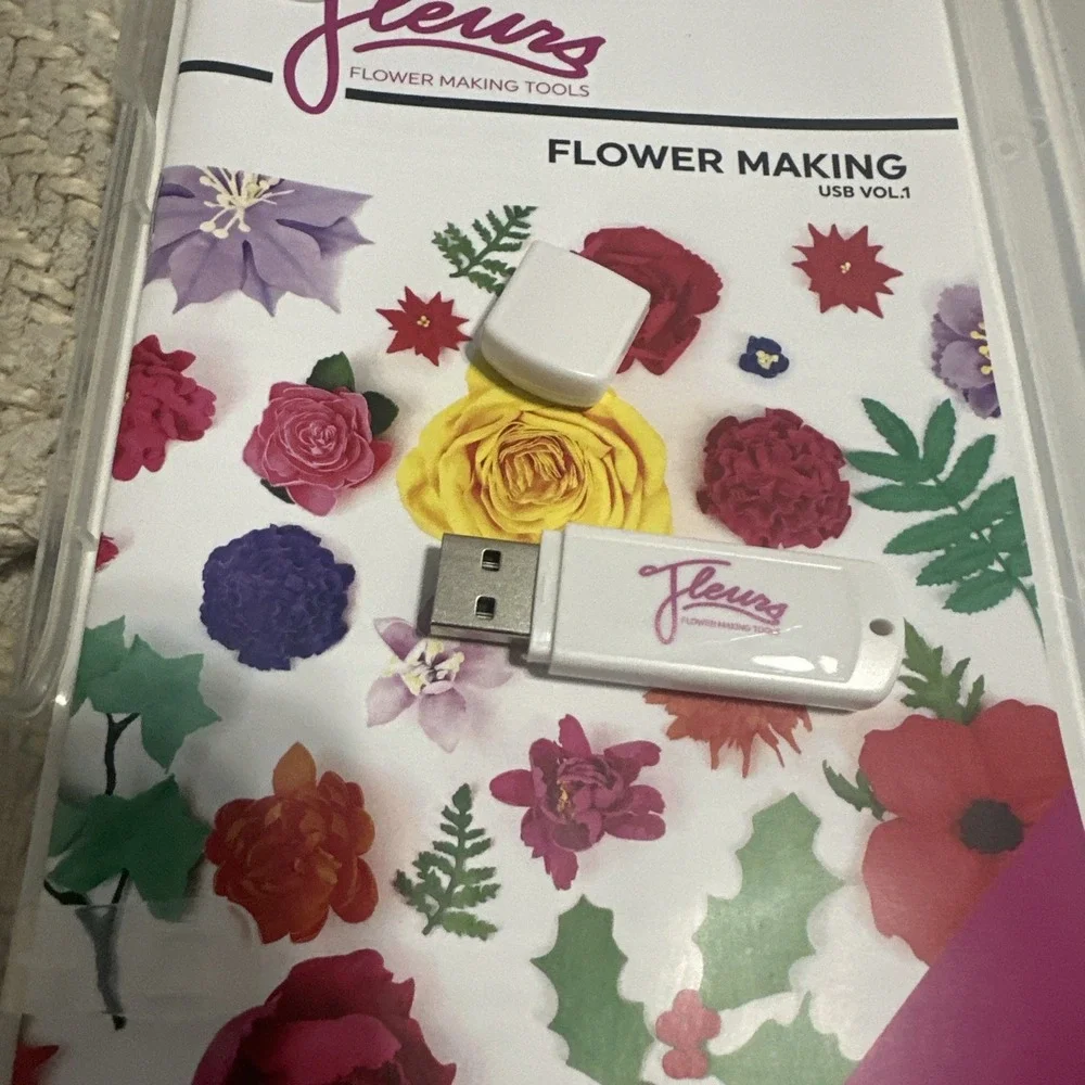 Fleurs Flower Making USB with Instruction Booklet -‎ Volume 1 and Volume 2